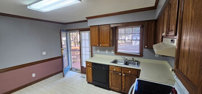 Building Photo - 901 Old Zebulon Rd