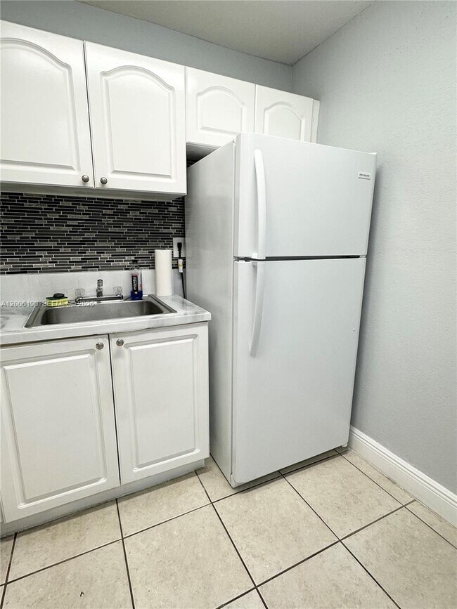 Building Photo - 9405 SW 76th St