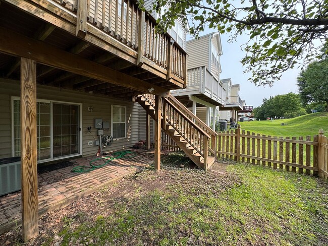 Building Photo - Gorgeous 3 Bed 2.5 Bath Interior Townhome ...