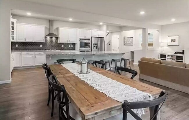 Building Photo - Gorgeous home with 4 Bedroom and 2.5 Bathroom