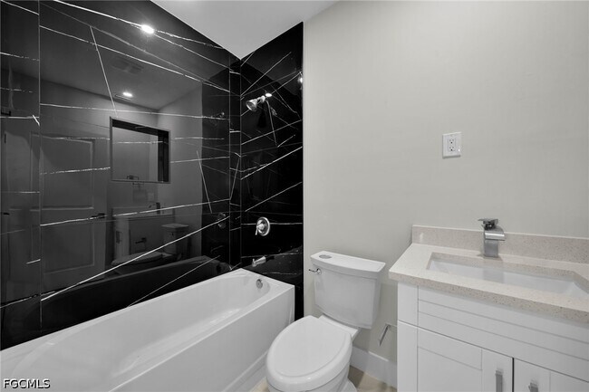 Building Photo - 462 Lampion Ave S