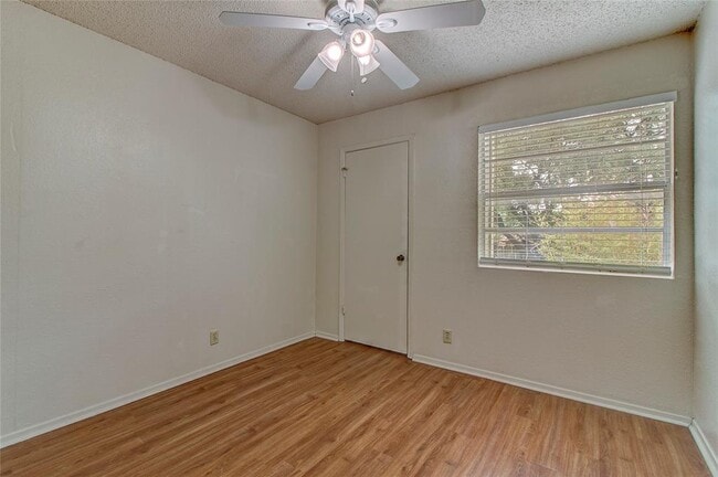 Building Photo - 400 Hedgewood Dr