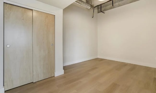 Building Photo - 415 E Pikes Peak Ave