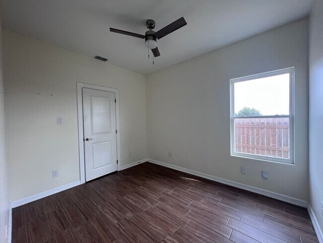 Building Photo - 1025 N Clarence Ave