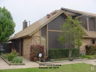 Building Photo - 13733 Fairhill Ave