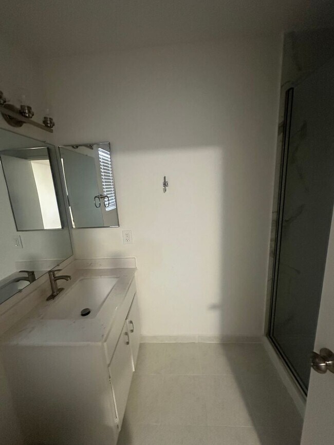 Building Photo - Remodeled 3 Bedroom!