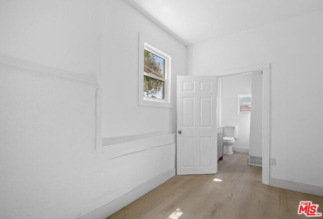 Building Photo - 934 S Mott St