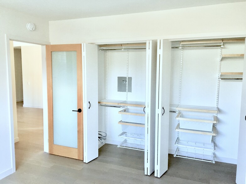 CUSTOM CLOSET - Sundial Apartments