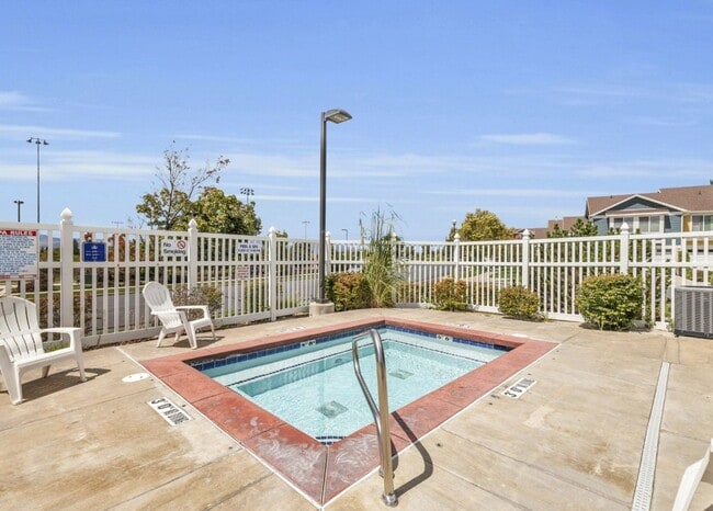 Building Photo - Luxury 3 Bedroom Plus Den in Sandy!