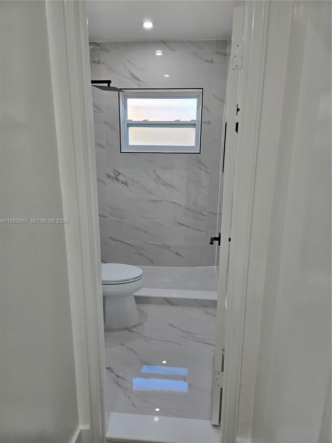 Building Photo - 987 NE 145th St