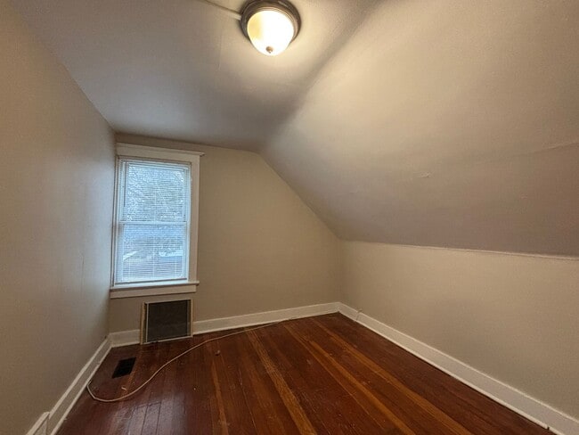 Building Photo - 3 Bedroom 1 Bath, Single Family Home, Lyell - Otis Neighborhood!