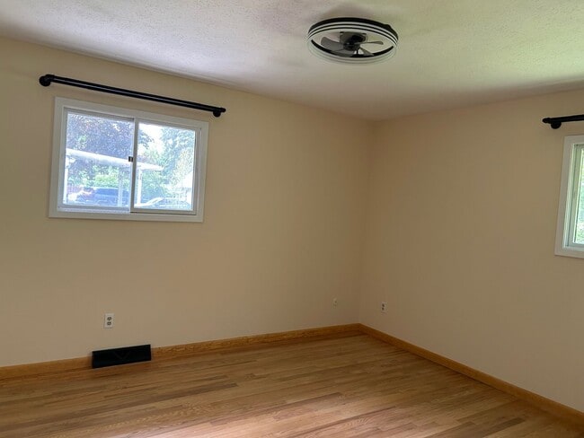 Building Photo - 3 Bedrooms One Floor Ranch House with 2 car attached garage in Lyndhurst
