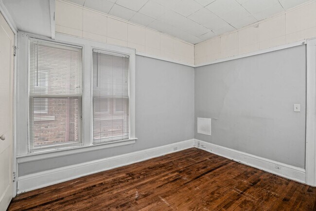 Building Photo - Murray Lower Flat