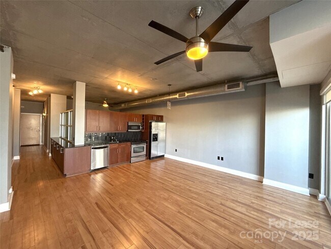 Building Photo - 505 E 6th St