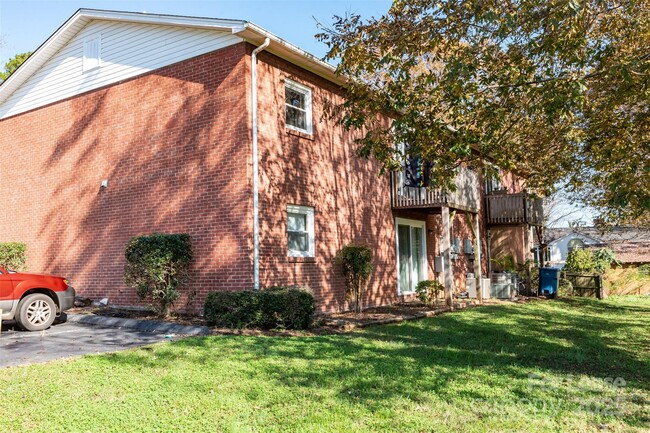 Building Photo - 1237 15th Ave NW