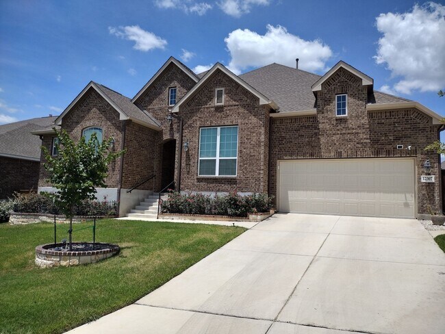 Building Photo - Beautiful 4 bedroom with a pool!!!