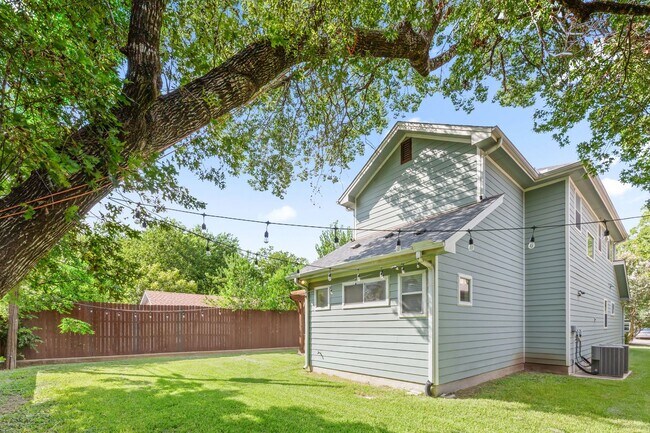 Building Photo - 401 Zennia St