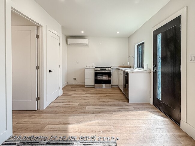 Building Photo - Pet friendly 1+1 w/dishwasher + in-unit laundry available!