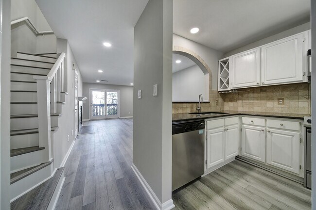 Entry Hallway - 333 Circle Ave