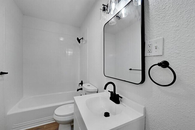 Building Photo - 2305 Longview St