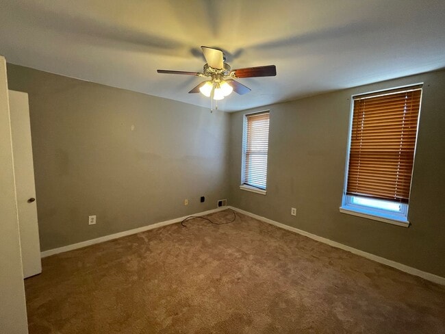 Building Photo - Freshly Renovated 2 Bedroom 1 Bath a block...