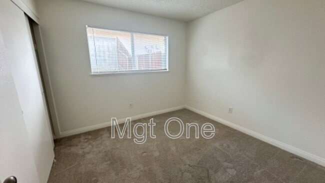 Building Photo - 425 Glenhill Dr