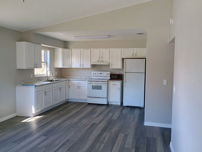 Building Photo - 2 bed 2 bathroom duplex Completely UPDATED!!!