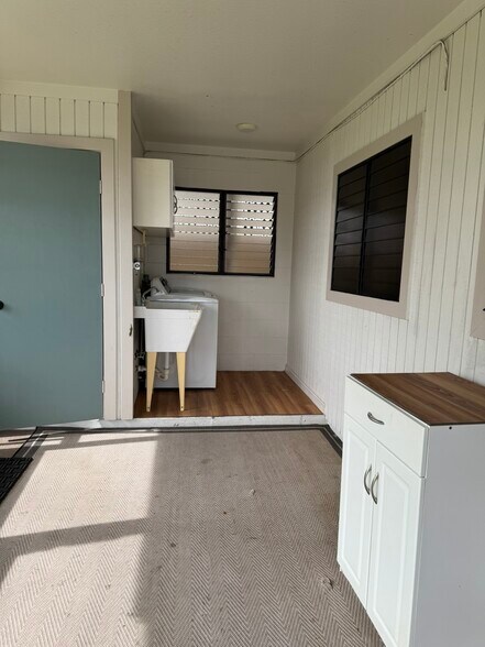 Building Photo - 947 Laki Rd