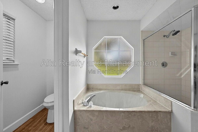 Building Photo - 8426 Country Bend Cir W