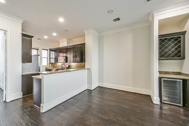 Building Photo - 1049 W 22nd St