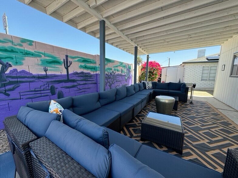 Furnished shared courtyard - 938 E Amelia Ave