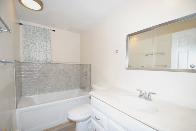 Building Photo - Gorgeous 4 bed / 2 bath with Heated Garage