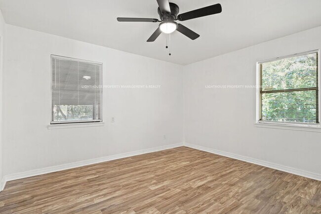 Building Photo - Renovated 4 Bed/1 Bath Home with Huge Yard!