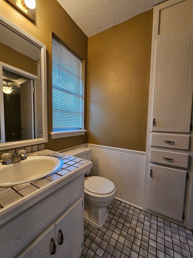 Building Photo - (3) Bed/(1.5) Bath Avail NOW! Pet Negotiable!