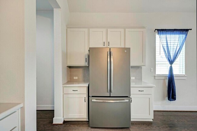 Building Photo - 1104 Almeria Bend