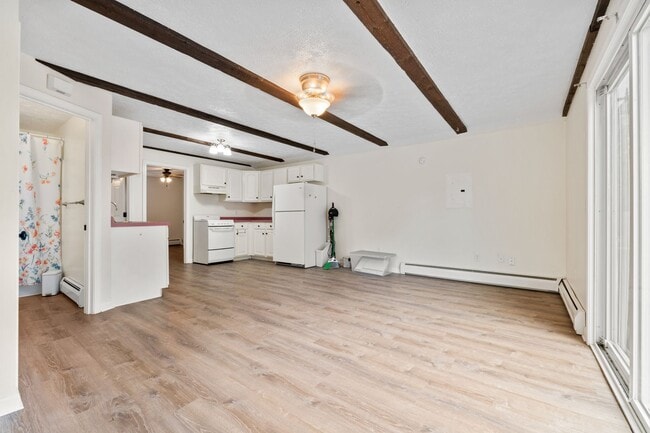 Building Photo - 381 Littlefield Rd