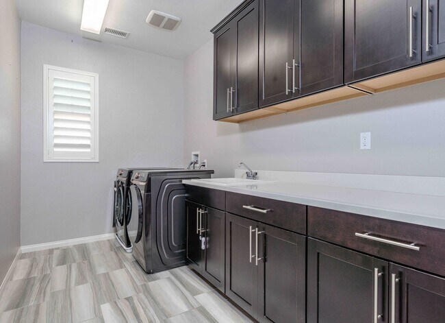 Building Photo - Expansive Portola Springs 4 Bedroom Home