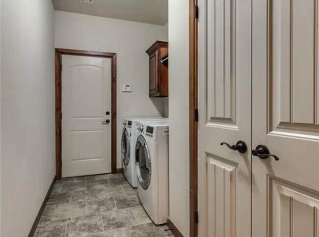 Laundry - 8713 Mercato St