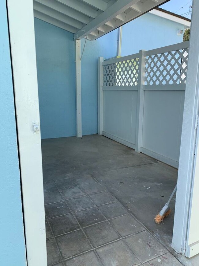 Building Photo - CUTE Side-by-Side 2 Story Duplex