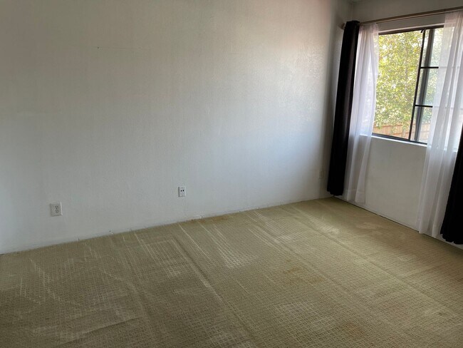 Building Photo - Updated 2 Bedroom, 2.5 Bath Condo Includes...
