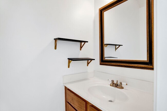 Building Photo - Spacious 2 Bed/2.5 Bath Townhome in POOL CONDO COMPLEX!