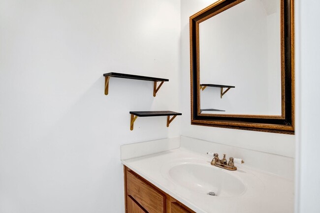 Building Photo - Spacious 2 Bed/2.5 Bath Townhome with 1 Ca...