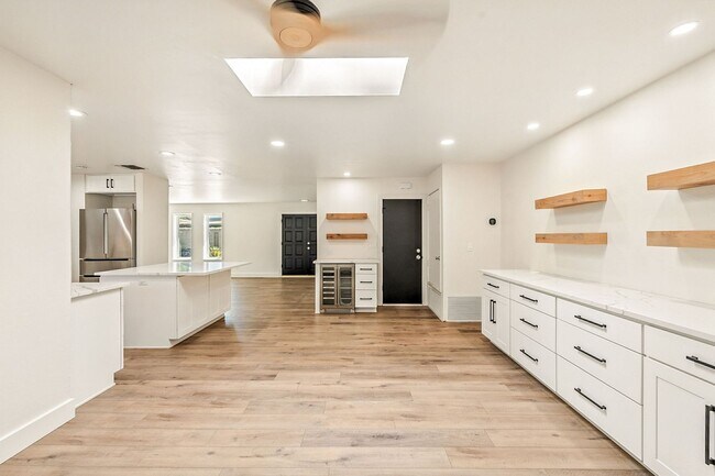 Building Photo - Beautiful 3 bed, 2 bath w/ bonus Room, loc...