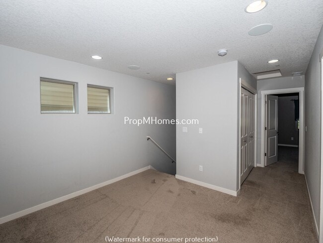 Building Photo - Fantastic Three Bedroom Home In Wilsonville On Corner Lot!