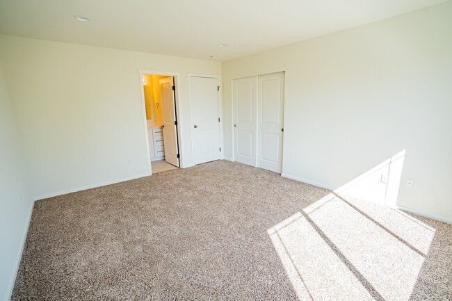 Building Photo - Large Duplex in a Quiet Location!