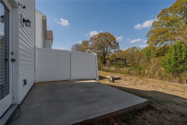 Building Photo - 14 Loebner Ln