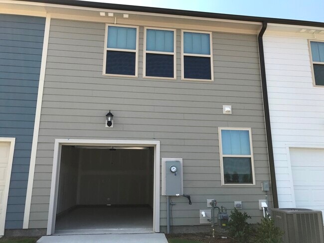 Building Photo - 1704 Shady Oaks Dr