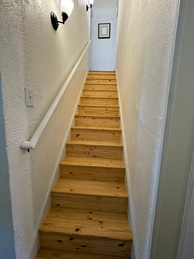 Building Photo - Coming soon! Stylish 3 Bedroom 1.5 Bathroo...