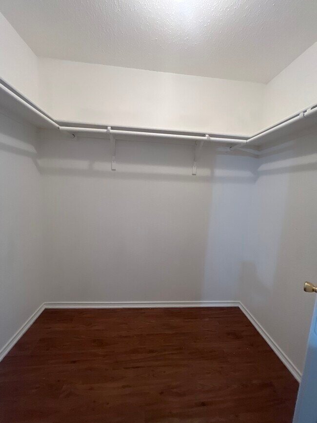 Building Photo - This beautiful Corner lot home ! 4 bedroom 2 bath in Mansfield ISD