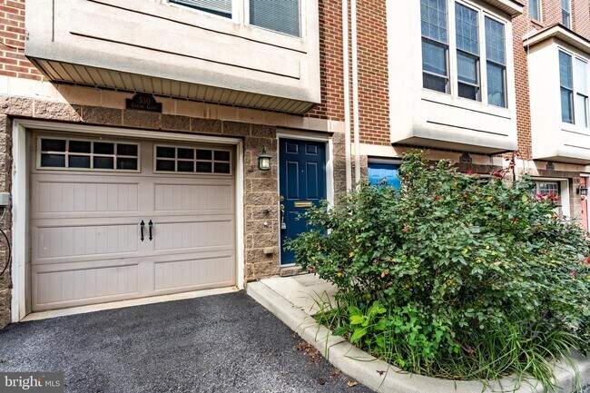 Building Photo - 530 Canton Ct